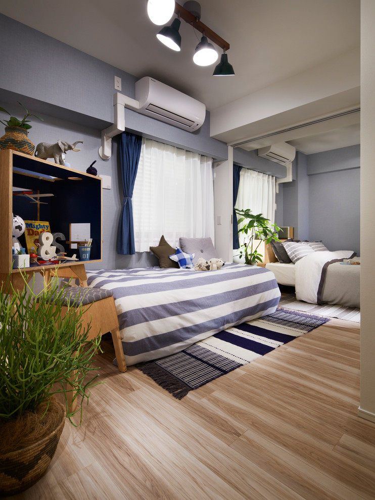Klassisches Jungszimmer mit Schlafplatz, blauer Wandfarbe und hellem Holzboden in Tokio