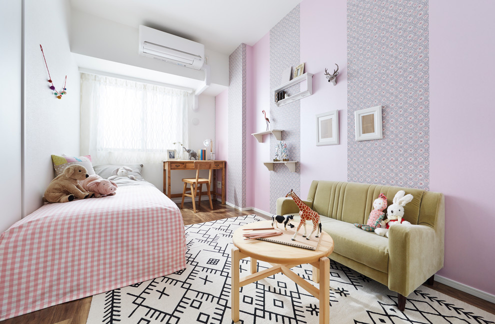 Foto de dormitorio infantil tradicional renovado pequeño con suelo de madera oscura y paredes multicolor