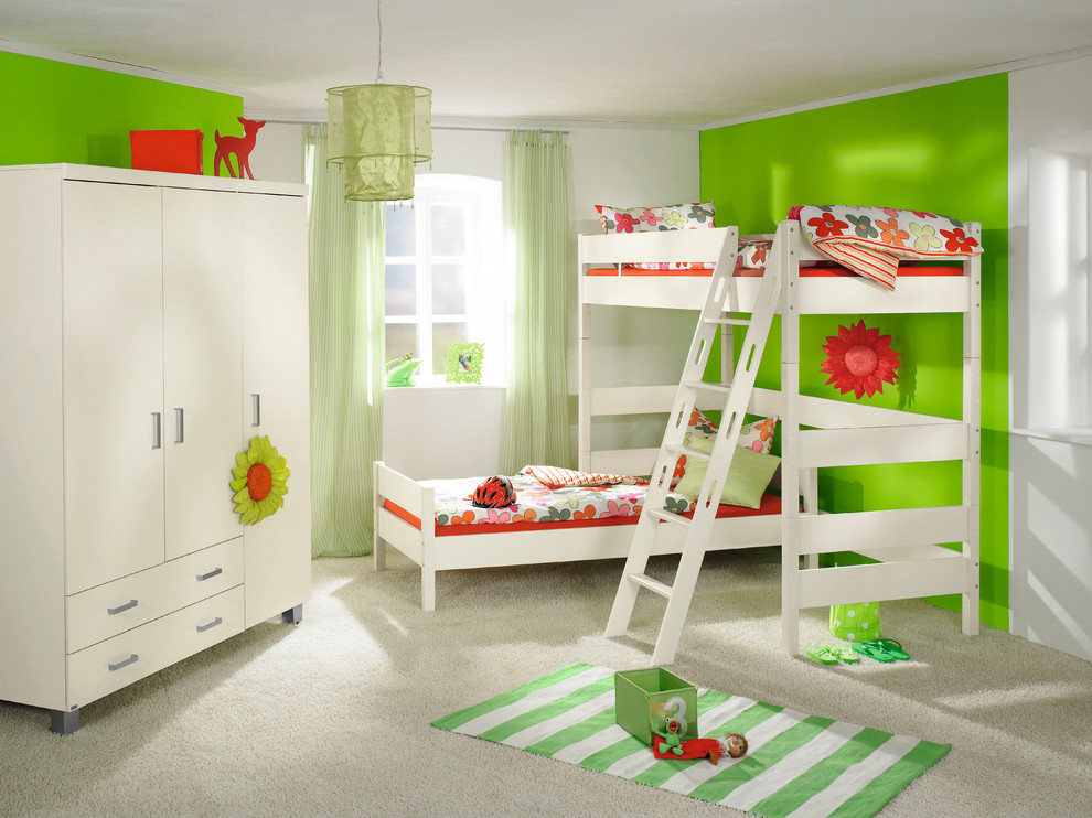 横浜にある北欧スタイルのおしゃれな子供部屋 (緑の壁、カーペット敷き) の写真