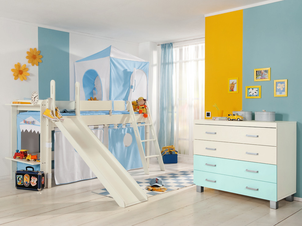 Idee per una cameretta per bambini nordica con pareti multicolore e pavimento in legno verniciato