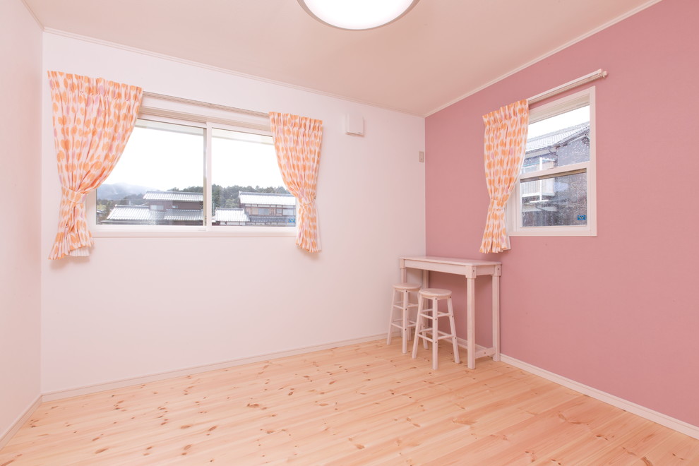 他の地域にあるカントリー風のおしゃれな子供部屋 (ピンクの壁、無垢フローリング、ベージュの床) の写真