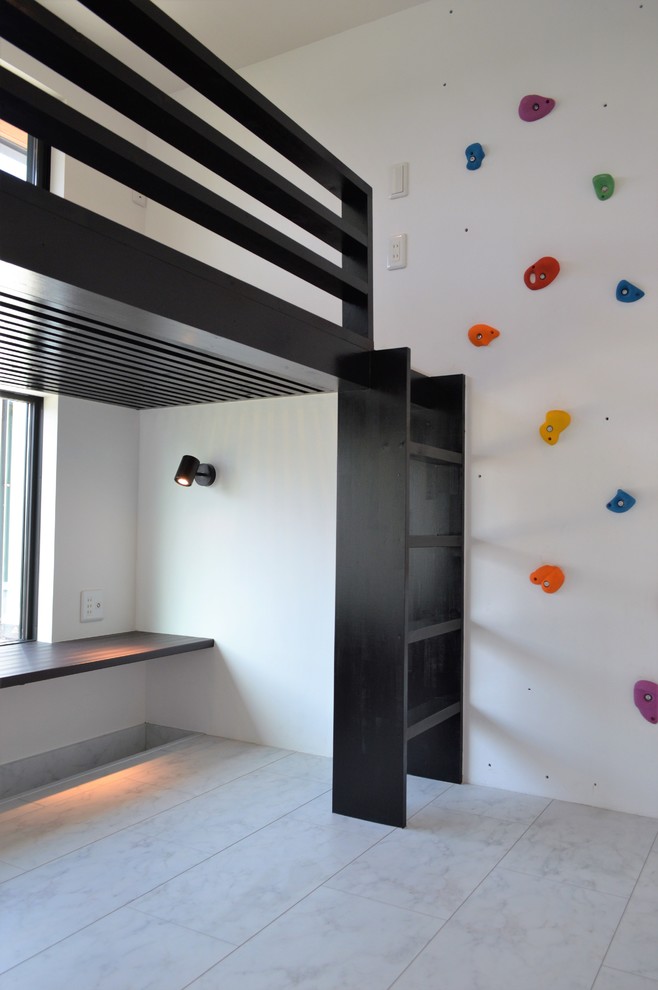 Cette image montre une chambre de garçon de 4 à 10 ans minimaliste avec un bureau, un mur blanc et un sol en contreplaqué.