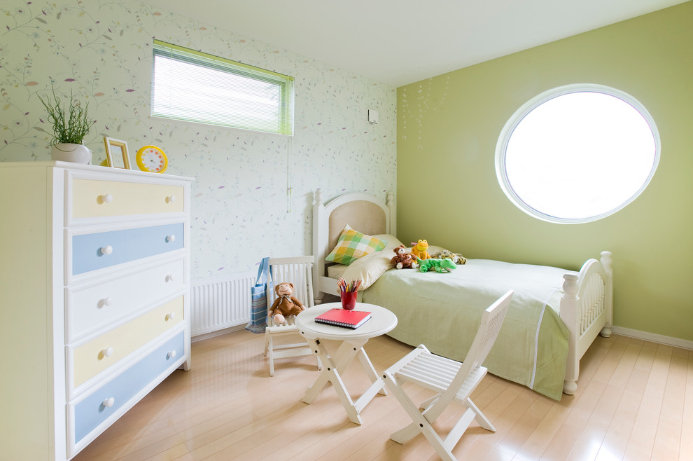 На фото: нейтральная детская в классическом стиле с светлым паркетным полом, спальным местом и разноцветными стенами для ребенка от 4 до 10 лет