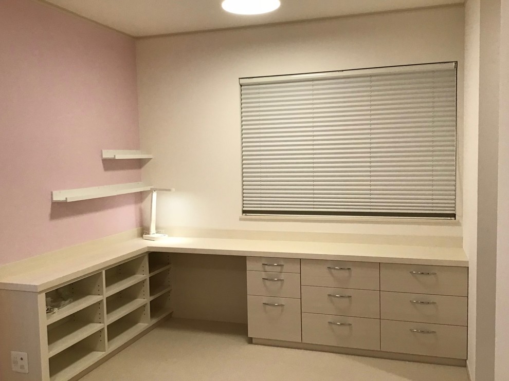Aménagement d'une petite chambre de fille de 4 à 10 ans scandinave avec un bureau, un mur violet, moquette et un sol beige.