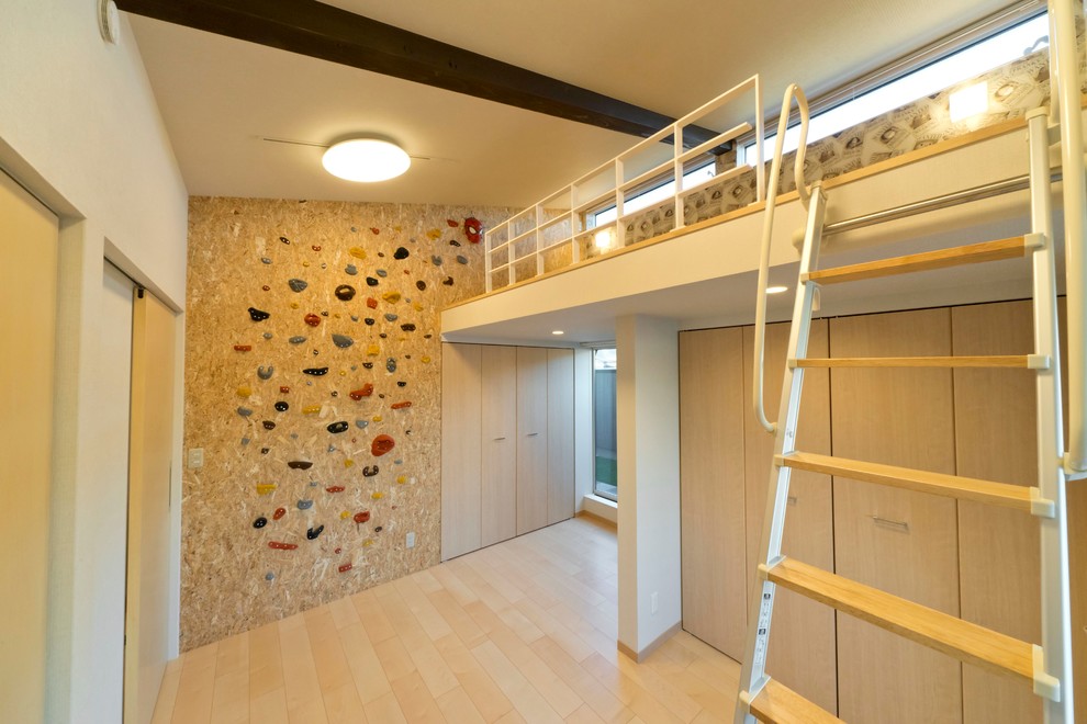 Cette photo montre une chambre neutre de 4 à 10 ans moderne avec un mur blanc et parquet clair.