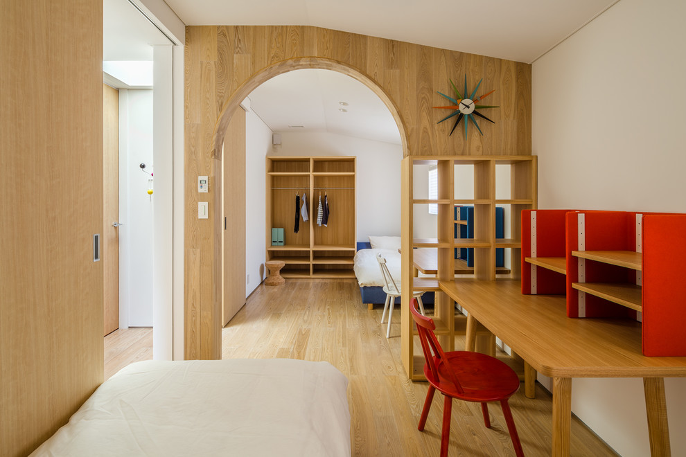 Exempel på ett 50 tals barnrum, med vita väggar, mellanmörkt trägolv och brunt golv