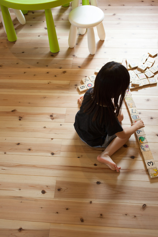 Ejemplo de dormitorio infantil de 4 a 10 años industrial pequeño con suelo de madera clara