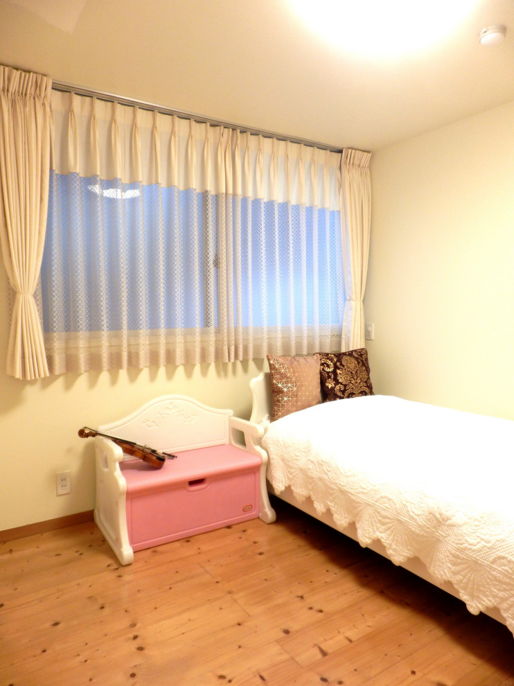 東京23区にある低価格の小さなトランジショナルスタイルのおしゃれな子供部屋 (白い壁、無垢フローリング、児童向け、茶色い床) の写真