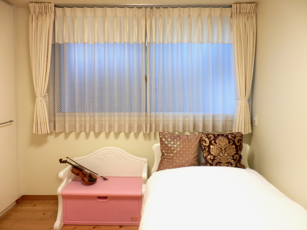 東京23区にある低価格の小さなトランジショナルスタイルのおしゃれな子供部屋 (白い壁、無垢フローリング、児童向け、茶色い床) の写真