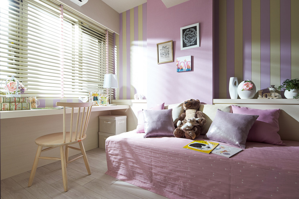 Ispirazione per una piccola cameretta per bambini minimal con pareti multicolore e parquet chiaro