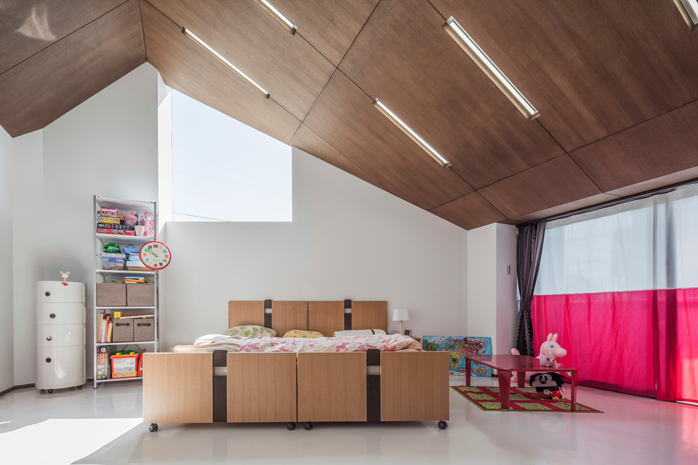 Bild på ett funkis flickrum kombinerat med sovrum och för 4-10-åringar, med vita väggar