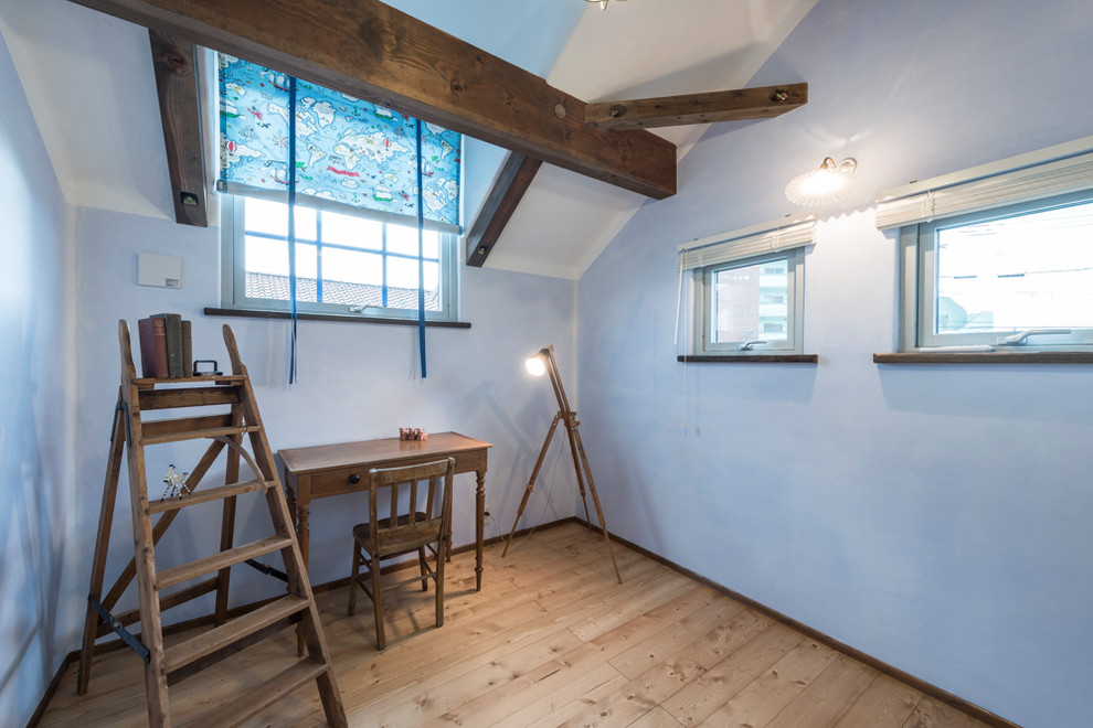 Modelo de habitación de niño mediterránea pequeña con escritorio, paredes azules, suelo de madera clara y suelo marrón