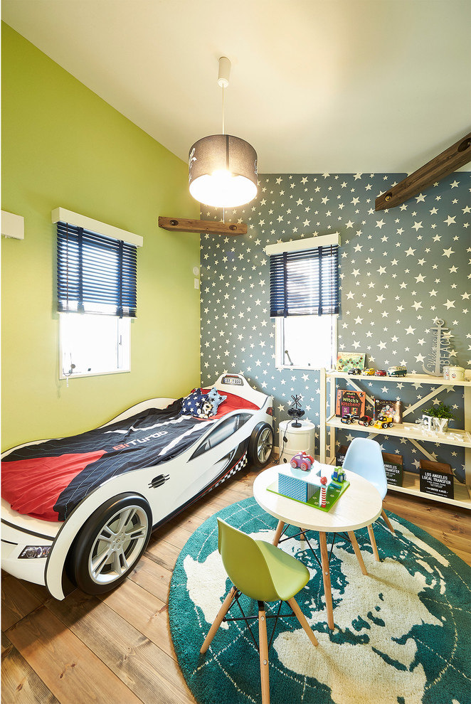 福岡にあるコンテンポラリースタイルのおしゃれな男の子の部屋 (緑の壁、無垢フローリング、茶色い床) の写真
