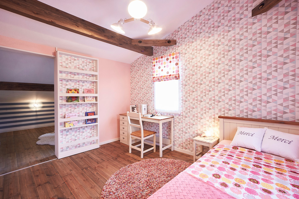Aménagement d'une chambre de fille campagne avec un mur rose, parquet foncé et un sol marron.