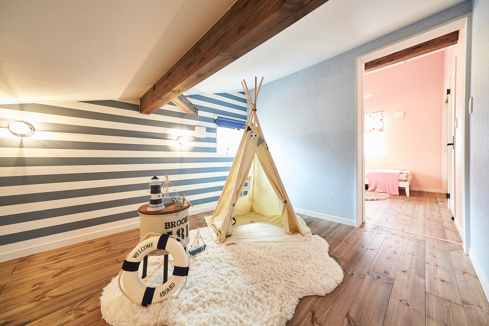Idées déco pour une chambre d'enfant bord de mer avec un mur bleu, un sol en bois brun et un sol marron.