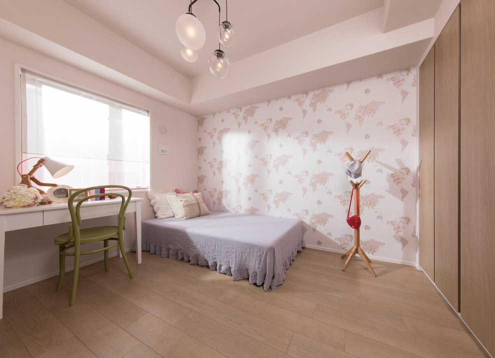 Foto de habitación de niña de 4 a 10 años contemporánea con escritorio, paredes rosas, suelo de contrachapado y suelo beige