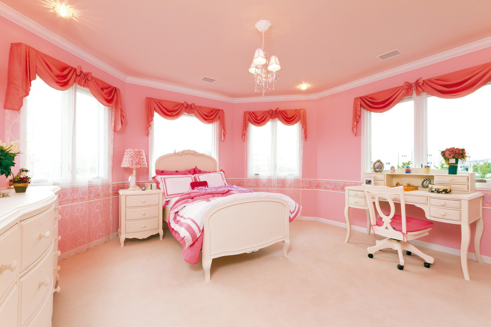 На фото: детская в викторианском стиле с спальным местом, розовыми стенами, ковровым покрытием и бежевым полом для девочки
