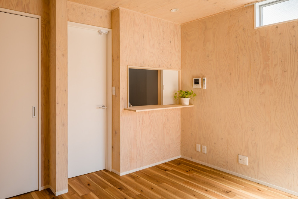 Réalisation d'une chambre d'enfant nordique en bois de taille moyenne avec un mur marron, un sol en bois brun, un sol marron et un plafond en bois.