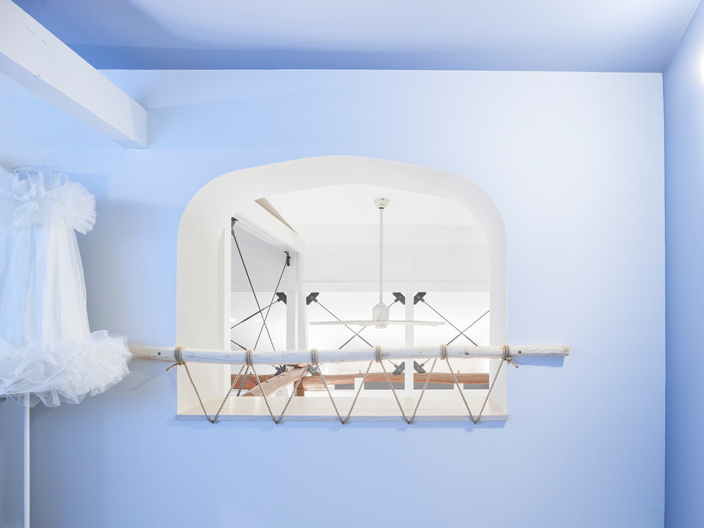 Diseño de dormitorio infantil de 1 a 3 años minimalista pequeño con paredes azules, suelo vinílico y suelo beige