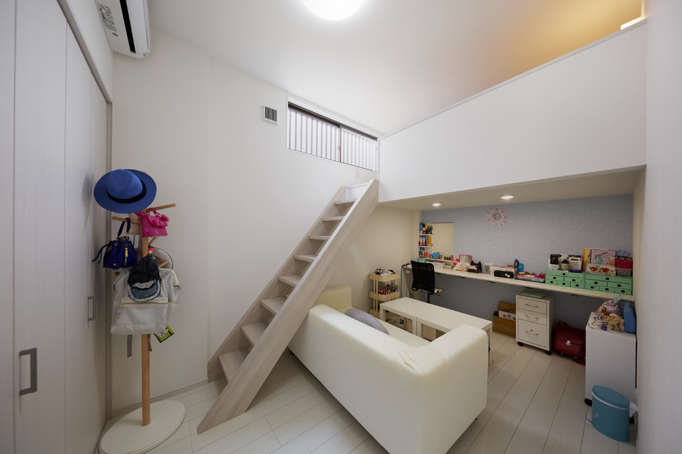 Mountain style painted wood floor and white floor kids' room photo in Osaka with white walls