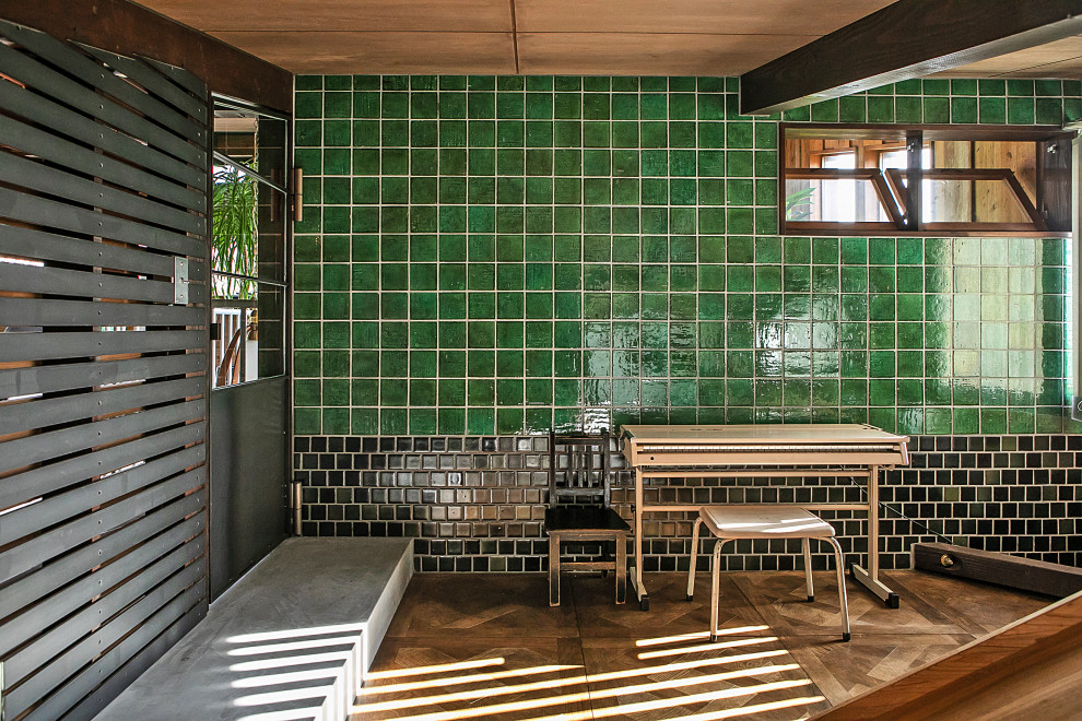 Cette image montre une petite chambre d'enfant asiatique avec un bureau, parquet foncé, poutres apparentes et boiseries.