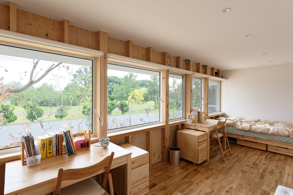 Diseño de dormitorio infantil asiático con paredes blancas, suelo de madera en tonos medios y suelo marrón