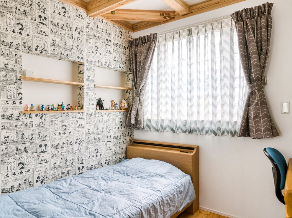 他の地域にある小さなカントリー風のおしゃれな子供部屋 (白い壁、ティーン向け、無垢フローリング、茶色い床) の写真