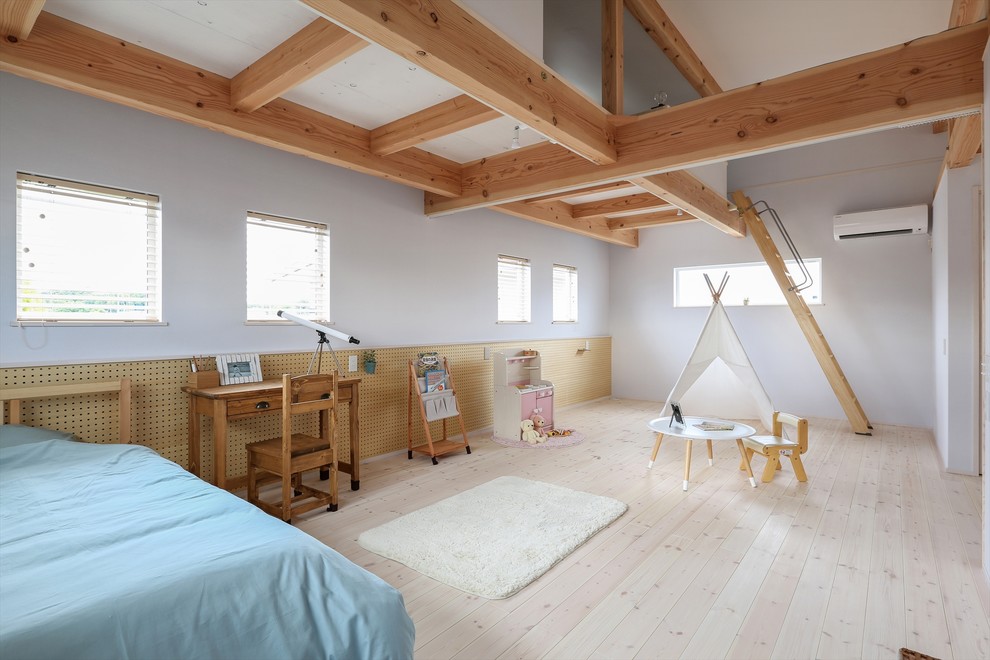 他の地域にある北欧スタイルのおしゃれな子供部屋 (白い壁、淡色無垢フローリング、ベージュの床) の写真