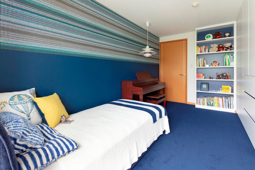 東京23区にあるビーチスタイルのおしゃれな子供部屋 (青い壁、カーペット敷き、青い床) の写真