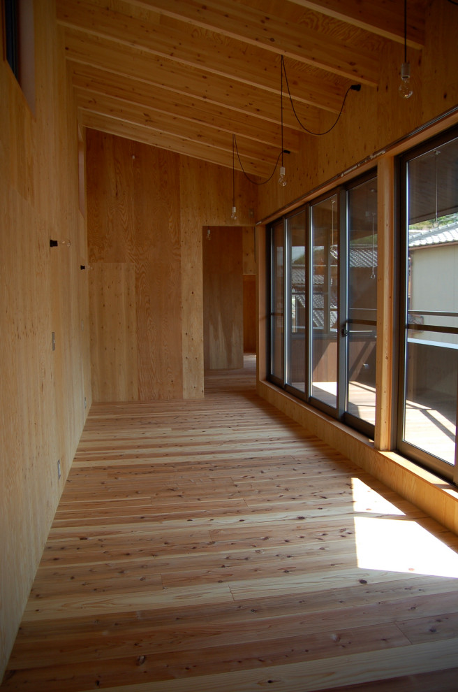 Diseño de dormitorio infantil de 4 a 10 años minimalista grande con paredes marrones, suelo de madera en tonos medios y suelo marrón