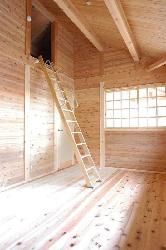 Idee per un angolo studio per bambini etnico di medie dimensioni con pareti marroni, pavimento in legno massello medio, pavimento marrone e soffitto in legno