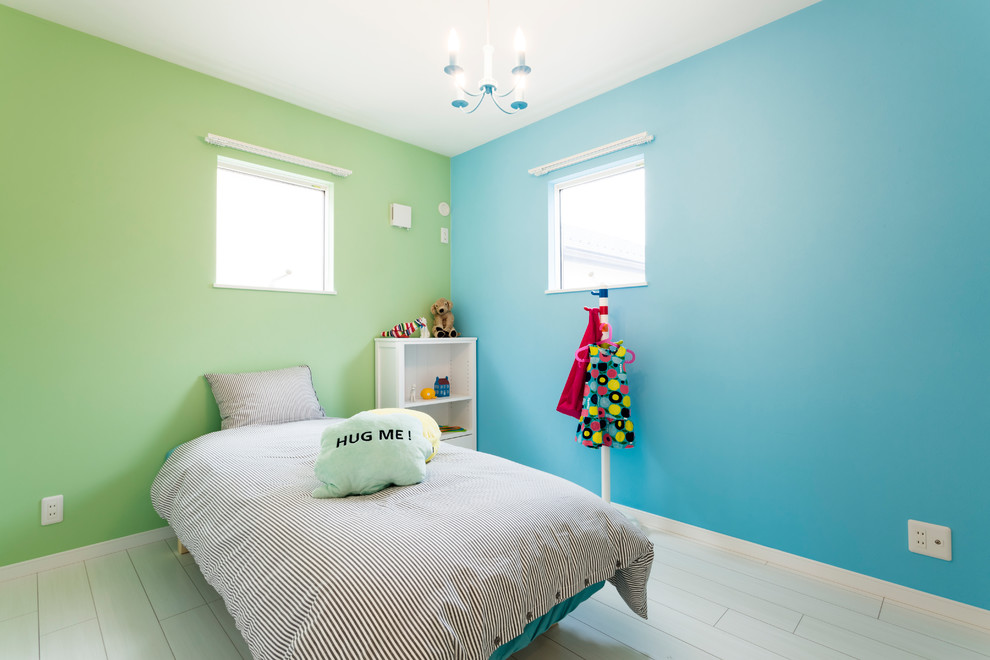 Réalisation d'une chambre d'enfant design avec parquet peint, un sol beige et un mur bleu.