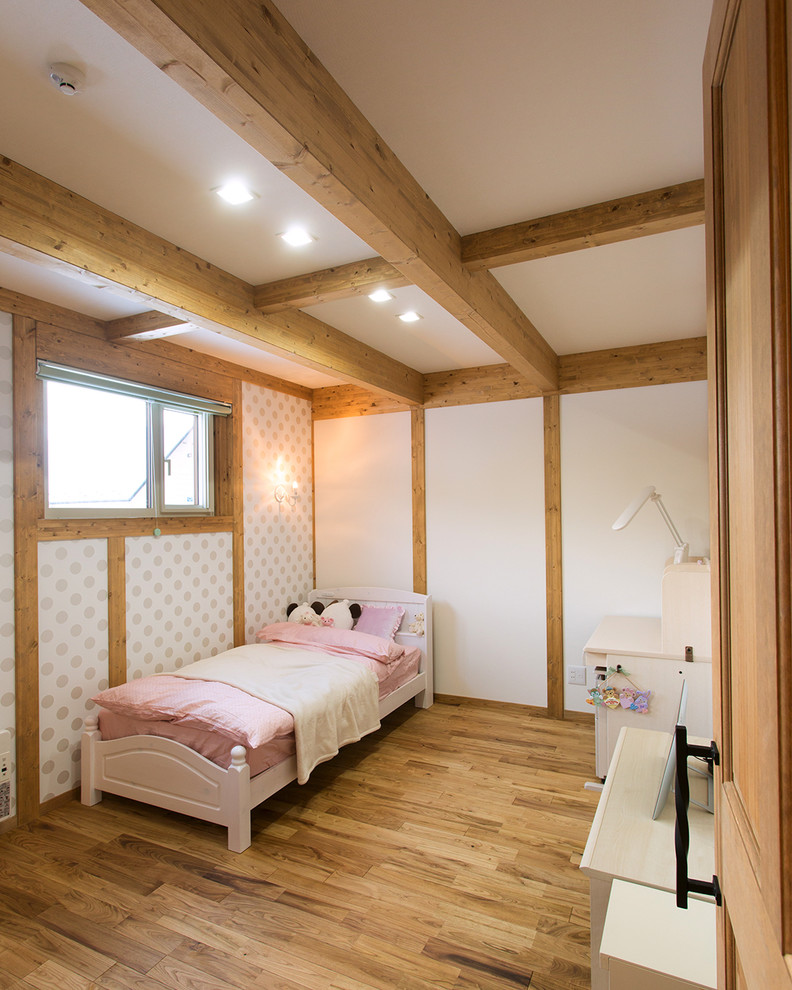他の地域にあるアジアンスタイルのおしゃれな子供の寝室 (白い壁、淡色無垢フローリング、茶色い床) の写真