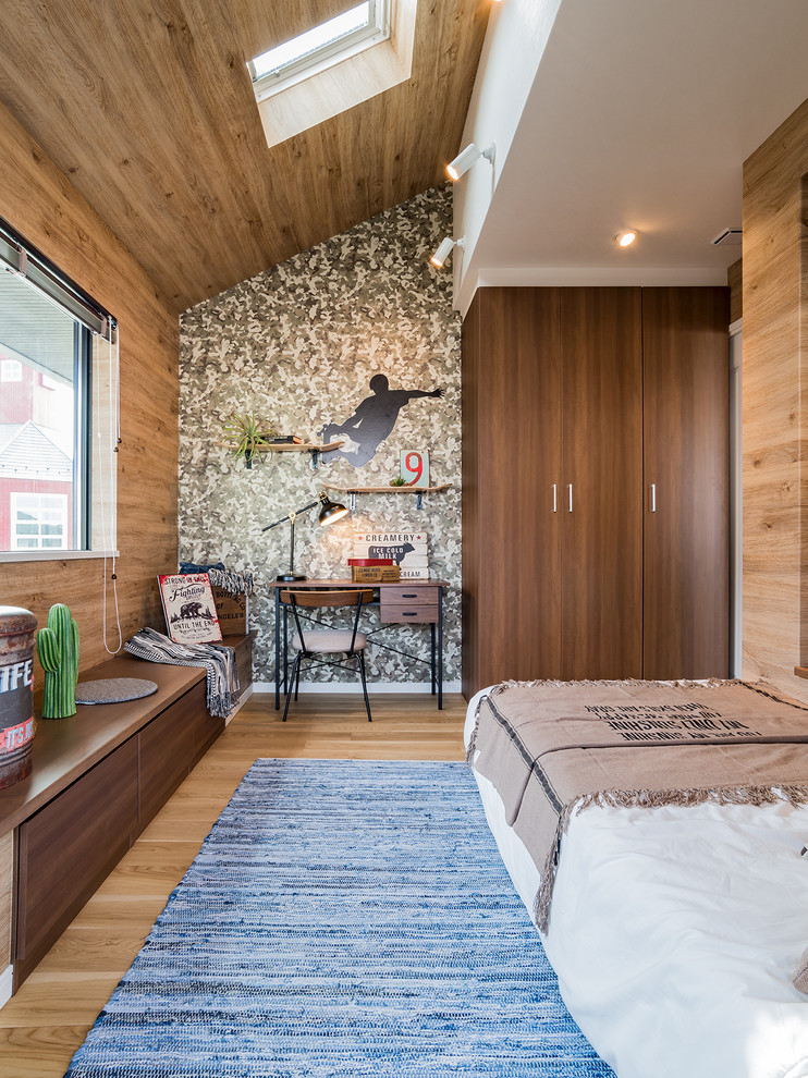 Foto på ett orientaliskt pojkrum kombinerat med sovrum, med bruna väggar, beiget golv och plywoodgolv