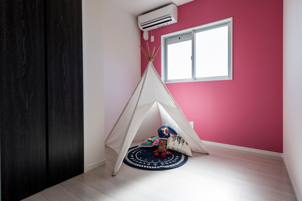 Idéer för att renovera ett barnrum, med rosa väggar, plywoodgolv och beiget golv
