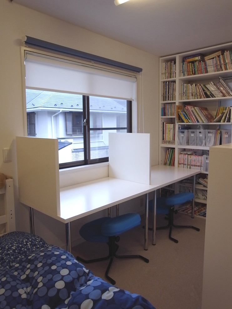 Mittelgroßes Modernes Kinderzimmer mit Arbeitsecke, weißer Wandfarbe, Teppichboden und beigem Boden in Tokio