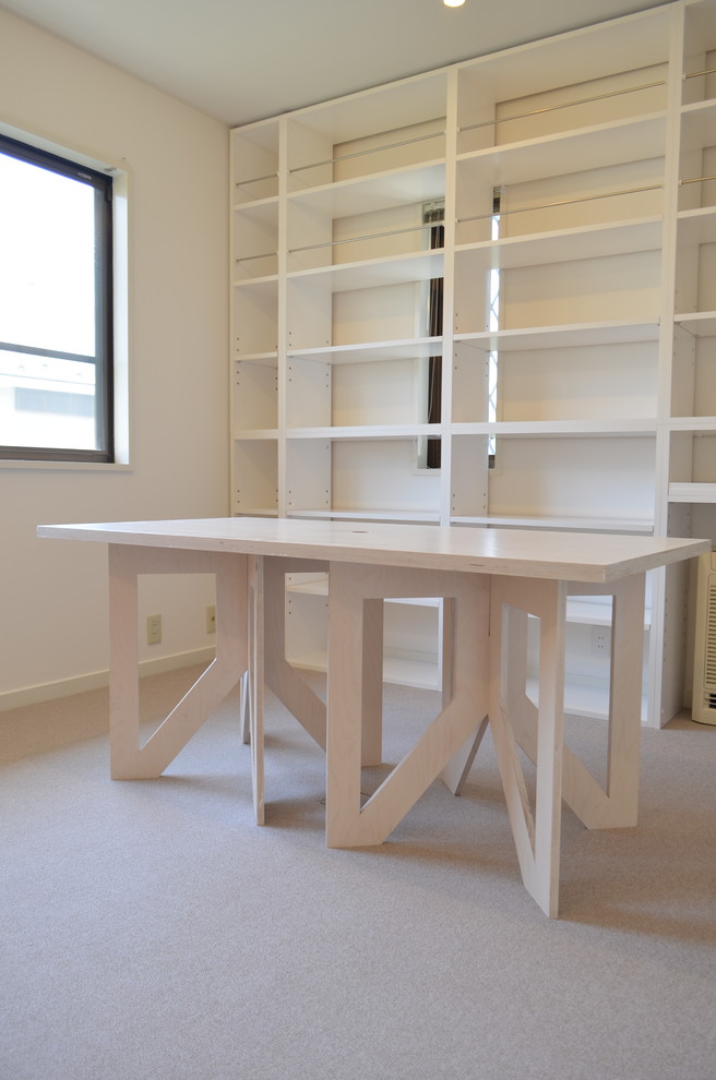 Diseño de dormitorio infantil minimalista de tamaño medio con escritorio, paredes blancas, moqueta y suelo beige
