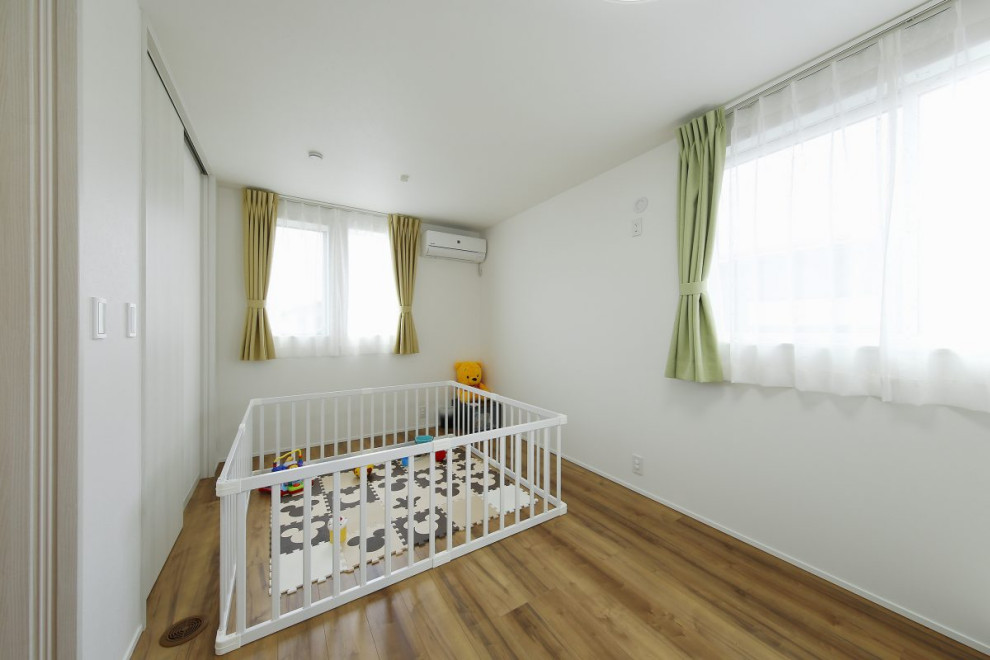 Idéer för att renovera ett mellanstort industriellt könsneutralt småbarnsrum kombinerat med lekrum, med vita väggar, mellanmörkt trägolv och brunt golv