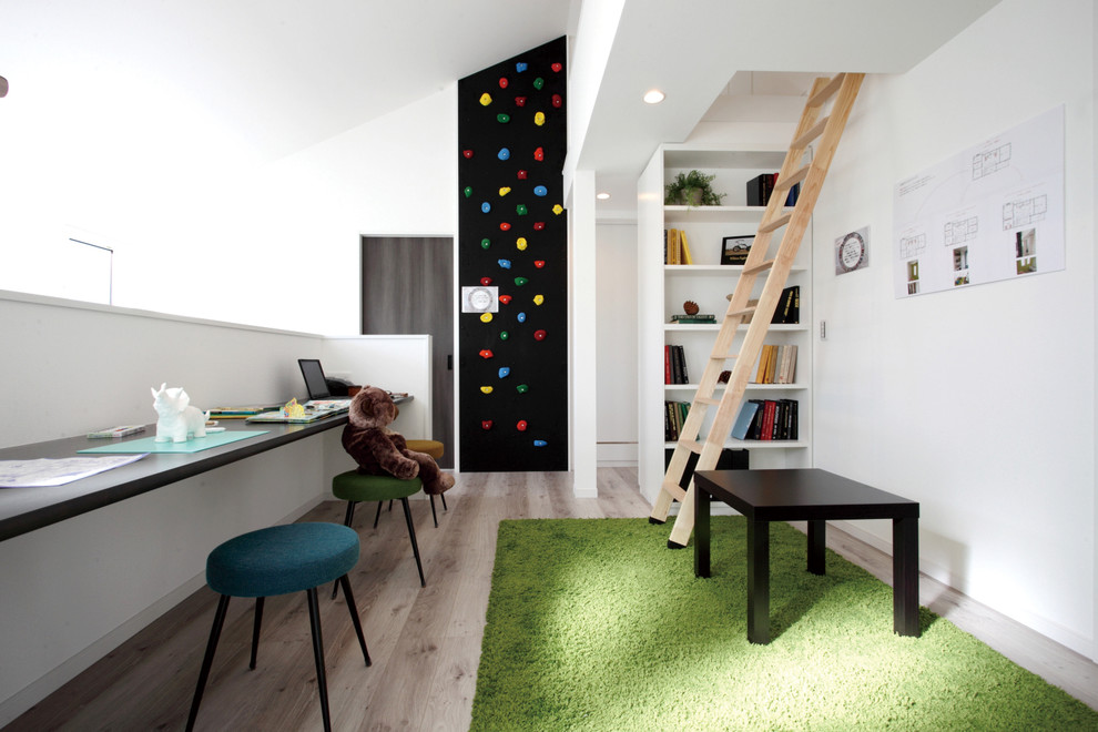 Foto på ett funkis barnrum, med vita väggar, plywoodgolv och brunt golv