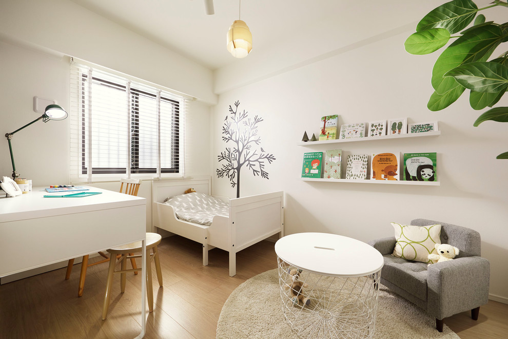 Modelo de dormitorio infantil de 1 a 3 años escandinavo con paredes blancas, suelo de madera clara y suelo beige