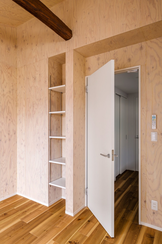 Пример оригинального дизайна: нейтральная детская среднего размера в скандинавском стиле с спальным местом, бежевыми стенами, паркетным полом среднего тона, бежевым полом, балками на потолке и деревянными стенами для подростка