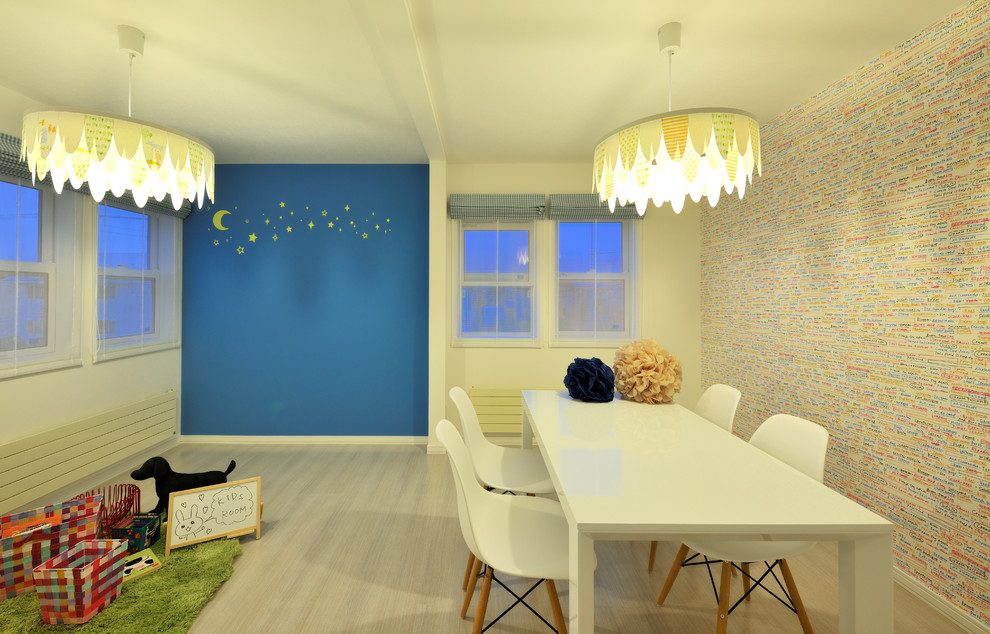 Cette image montre une chambre d'enfant nordique avec un mur multicolore, parquet peint et un sol beige.