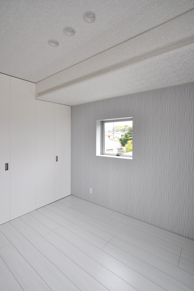 Modernes Jungszimmer mit Spielecke, weißer Wandfarbe, Sperrholzboden und weißem Boden in Sonstige