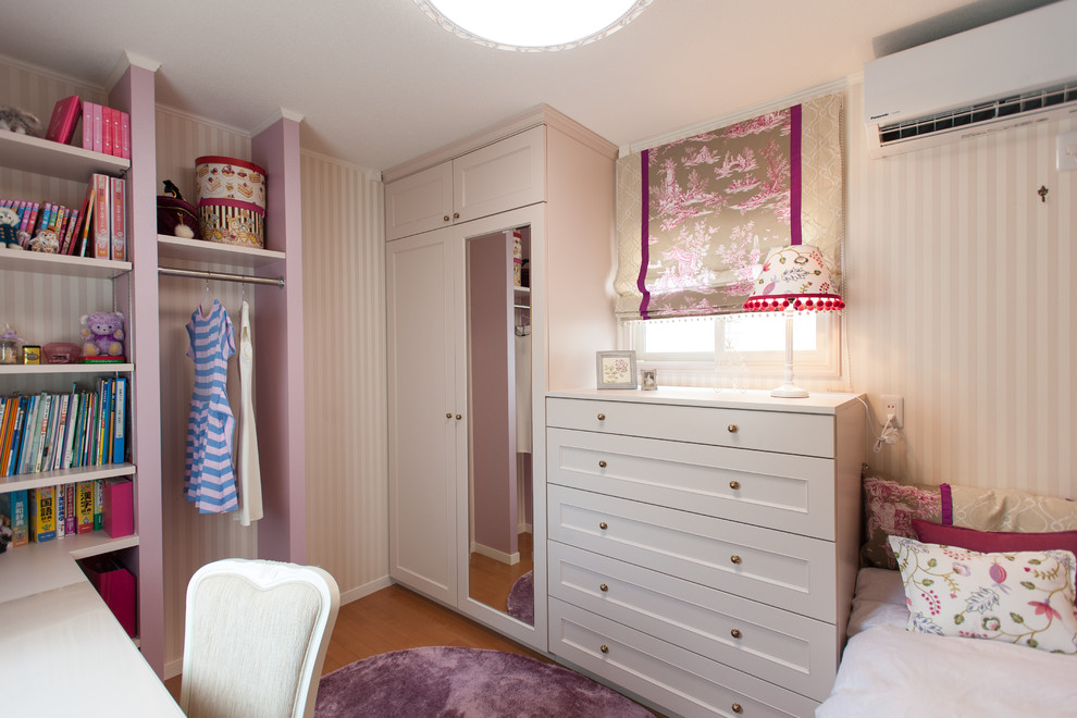 Eklektisches Kinderzimmer mit rosa Wandfarbe, Teppichboden und rosa Boden