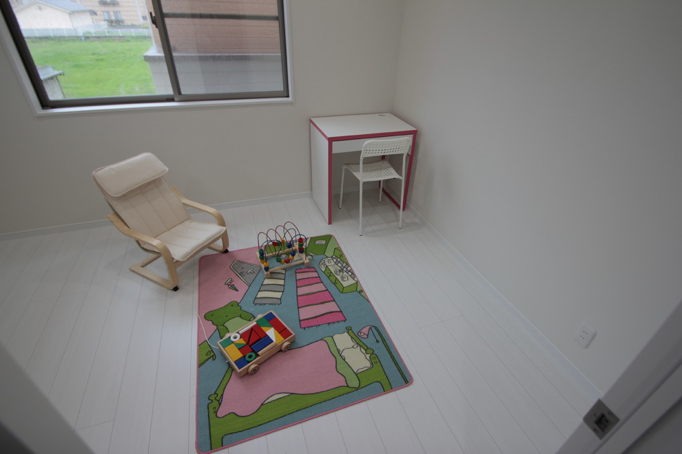 Retro Mädchenzimmer mit Spielecke, weißer Wandfarbe, Sperrholzboden und weißem Boden in Sonstige