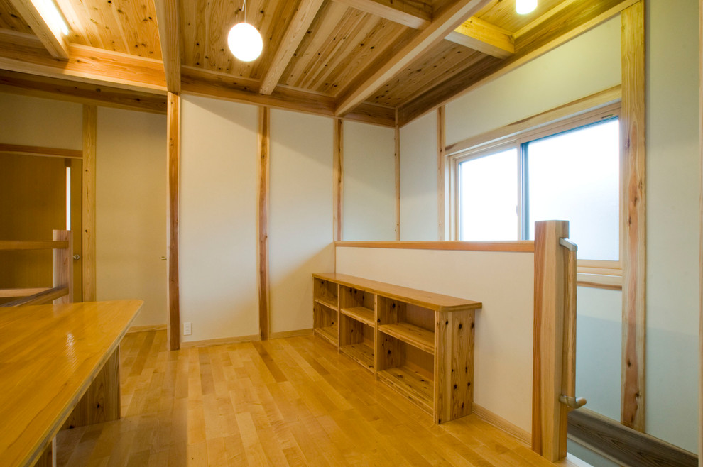 Ejemplo de dormitorio infantil de estilo zen con paredes blancas, suelo de madera en tonos medios y suelo beige