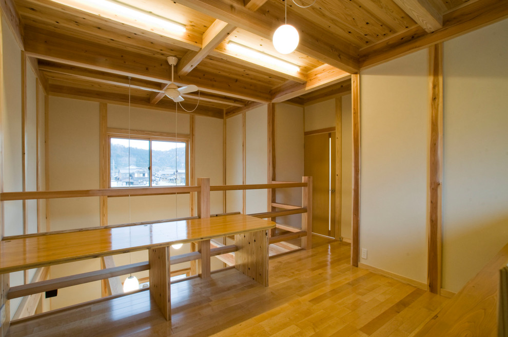 Diseño de dormitorio infantil de estilo zen con paredes blancas, suelo de madera en tonos medios y suelo beige