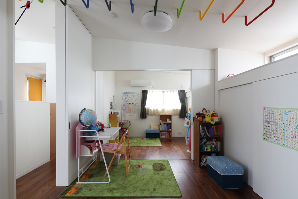大阪にあるコンテンポラリースタイルのおしゃれな子供部屋 (白い壁、濃色無垢フローリング、児童向け) の写真