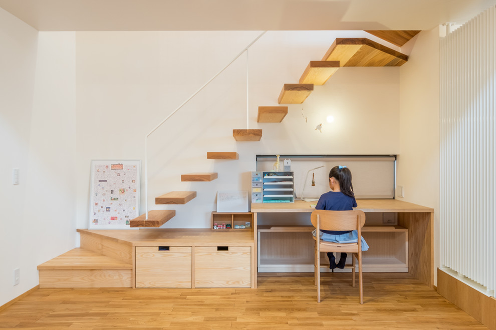 Foto på ett minimalistiskt flickrum kombinerat med skrivbord och för 4-10-åringar, med vita väggar och ljust trägolv