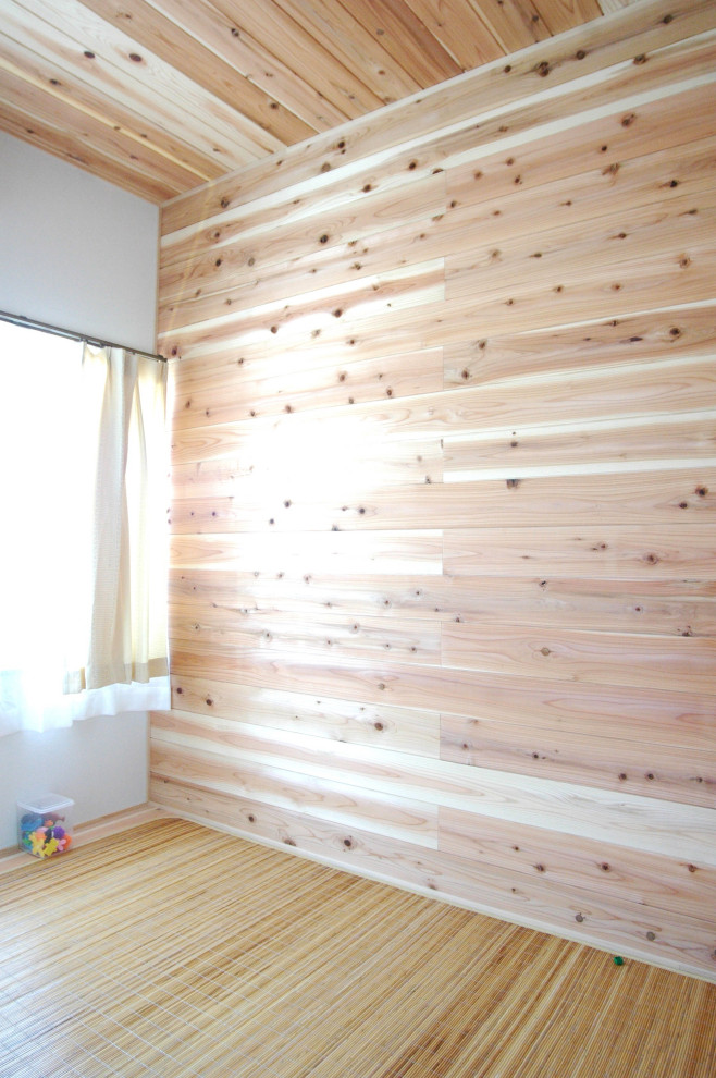 Ispirazione per una piccola cameretta da letto etnica con pareti marroni, pavimento in legno massello medio, pavimento beige e soffitto in legno